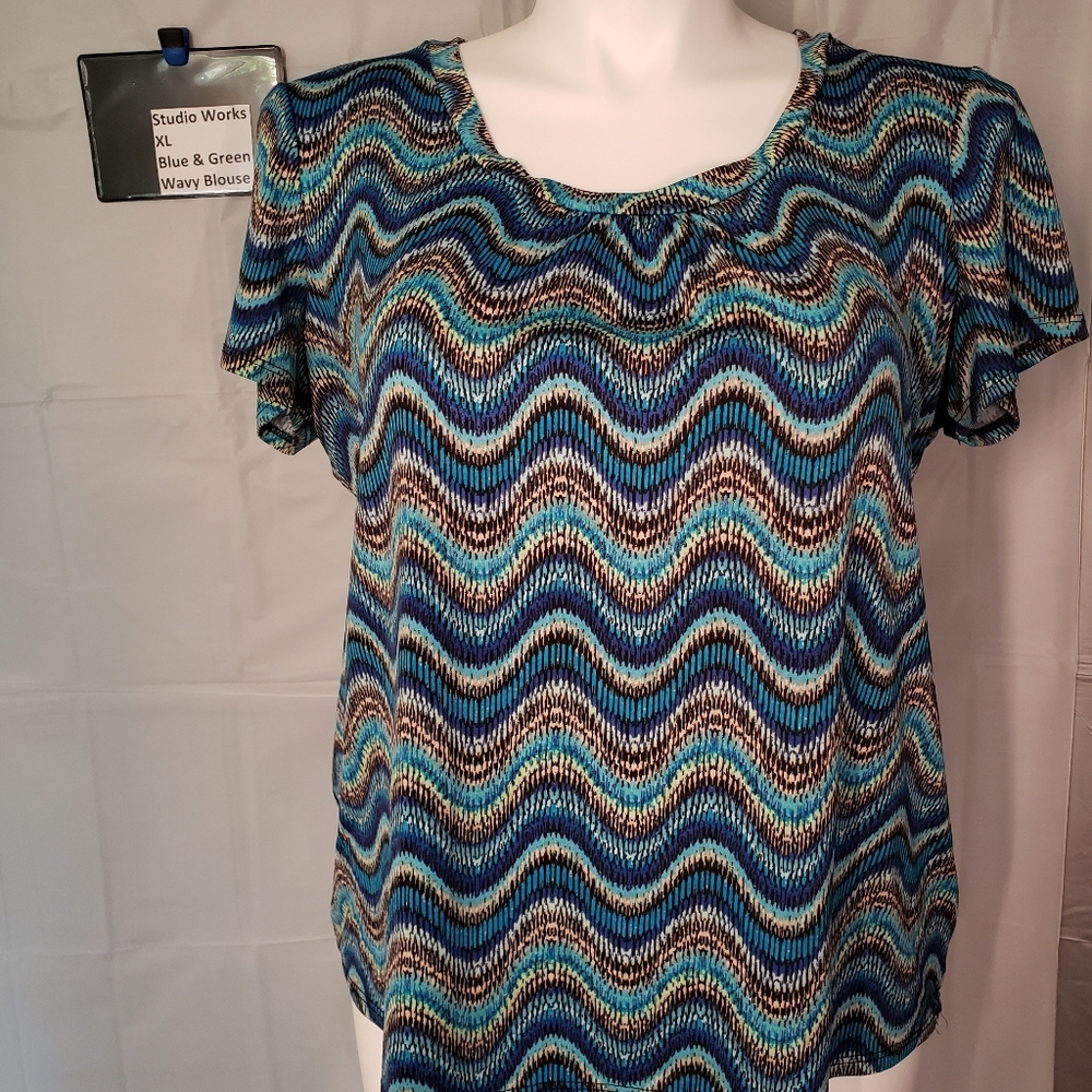 Loose fit wavy top